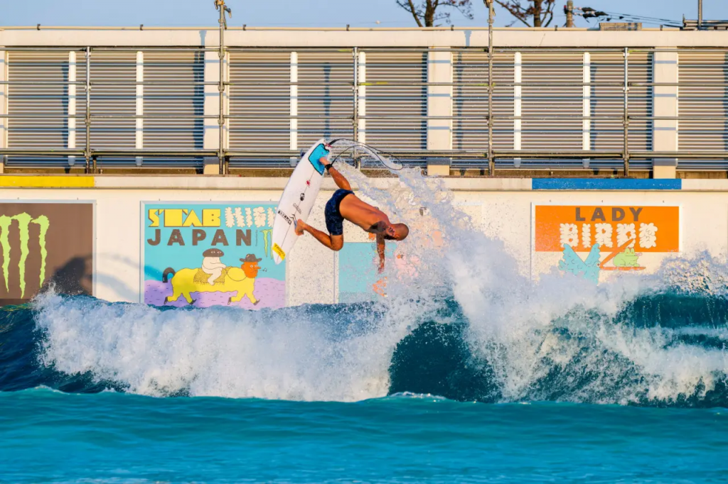 Surfing in surf parks